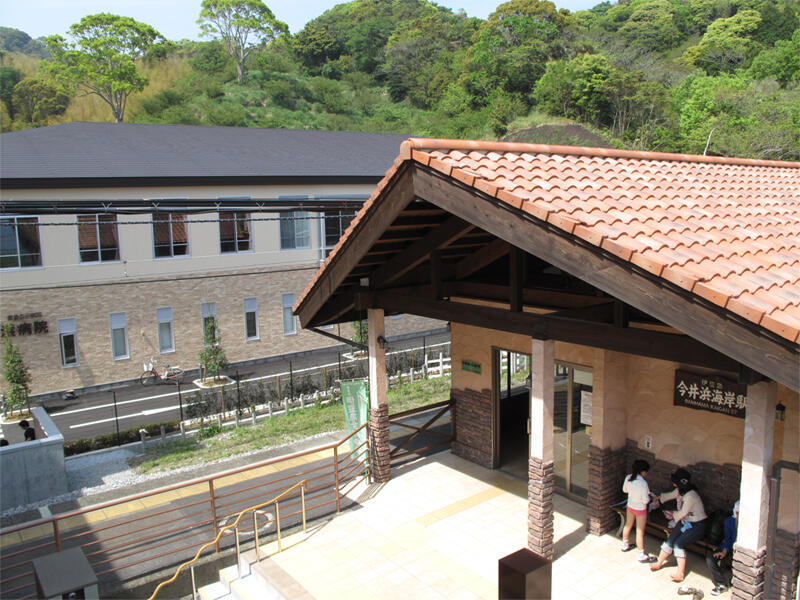 駅舎と病院の画像